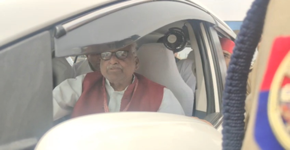 नोएडा में श्रमिकों के प्रदर्शन के बाद राजनीति शुरू, सपा और लेफ्ट नेताओं को पुलिस ने रोका