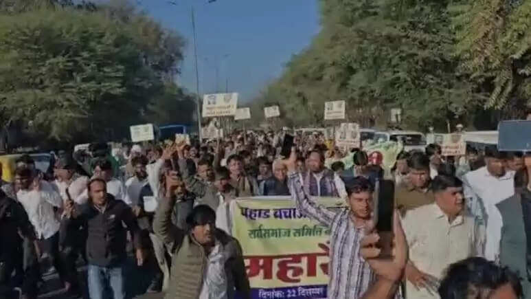 करौली में 1832 हेक्टेयर भूमि पर बन रहे आयरन प्लांट का जोरदार विरोध, सड़कों पर उतरे हजारों ग्रामीण