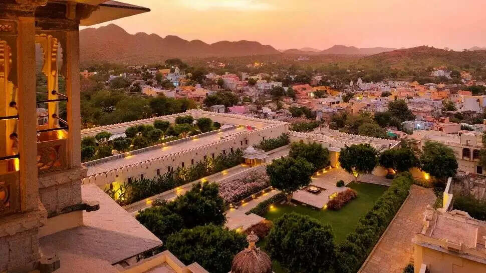 वीडियो में करे&nbsp;उदयपुर के सबसे बेस्ट और शाही होटल्स और रिसॉर्ट्स की सैर,&nbsp;जानें वेकेशन और रॉयल डेस्टिनेशन वेडिंग के लिए क्यों हैं परफेक्ट ?