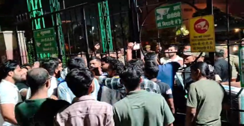जिम्स अस्पताल में आउटसोर्स कर्मचारियों के धरने पर बवाल, पुलिस पर मारपीट के आरोप, प्रशासन ने आरोपों को बताया निराधार