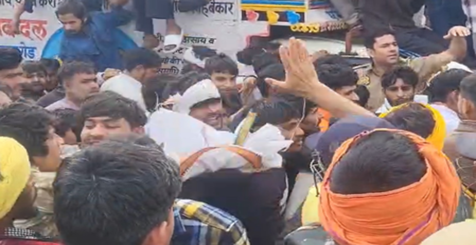 मथुरा : चंद्रशेखर की हत्या के बाद नेशनल हाईवे पर घंटों जाम, प्रदर्शनकारियों का पुलिस पर पथराव और लाठीचार्ज