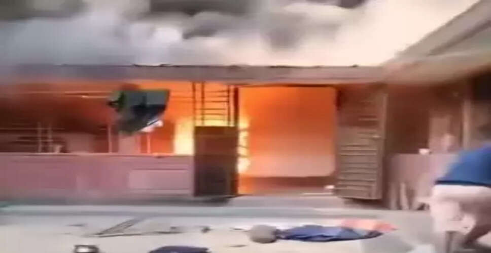 बांग्लादेश में नहीं थम रही अल्पसंख्यकों के खिलाफ हिंसा, हिंदू टीचर के घर को किया आग के हवाले