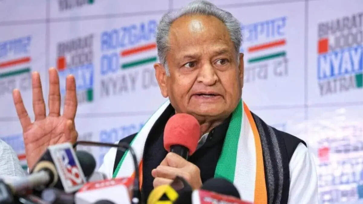 राजस्थान में ईंधन संकट पर सियासी गर्मी तेज, एक्सक्लूसिव वीडियो में जाने गहलोत बोले—“सरकार सच्चाई बताए, जनता परेशान”