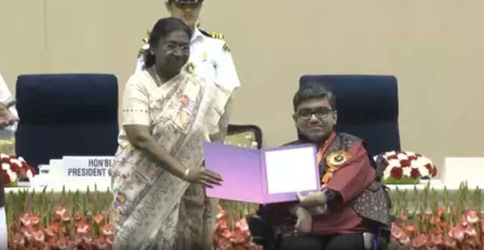 राष्ट्रपति द्रौपदी मुर्मू ने अंतर्राष्ट्रीय दिव्यांगजन दिवस के मौके पर दिव्यांगों को राष्ट्रीय पुरस्कार से किया सम्मानित
