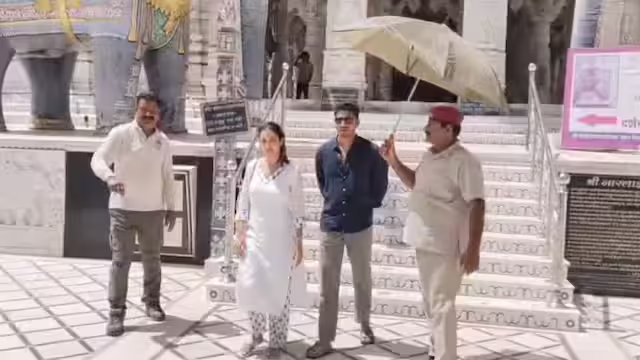 मलाइका अरोड़ा ने पाली के आदिनाथ जैन मंदिर में किए दर्शन, वीडियो में देखें नारलाई में बिता रहीं छुट्टियां, मारवाड़ की खूबसूरती का ले रहीं आनंद