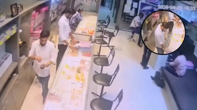 उदयपुर में ‘लंगूर’ बनकर चोरी की कोशिश: ज्वेलरी शॉप के बाहर CCTV फुटेज में कैद हुए 3 बदमाश
