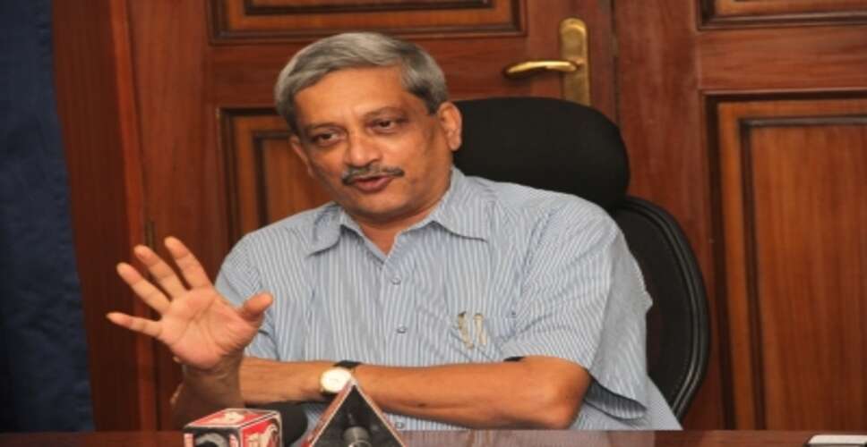 स्कूटर वाले सीएम : जिन्हें पहचान नहीं पाए अधिकारी, बेंगलुरु में बैग उठाकर बाहर निकल चुके थे पर्रिकर