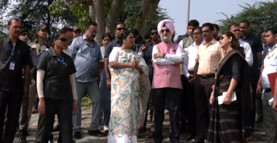 दिल्ली की मुख्यमंत्री और एलजी ने वासुदेव घाट का दौरा, सुरक्षा और सुविधाओं का लिया जायजा