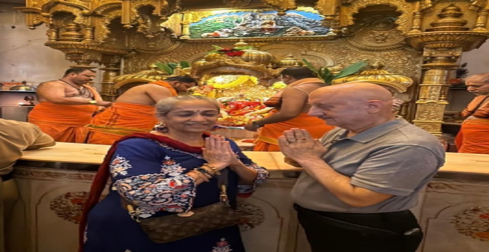 प्ले से पहले गणपति बप्पा को अनुपम खेर ने सुनाई स्क्रिप्ट, मांगा बहुत सारा आशीर्वाद