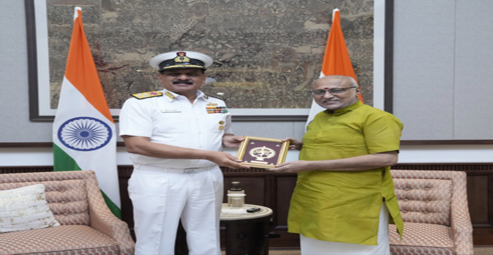 नौसेना प्रमुख एडमिरल दिनेश कुमार त्रिपाठी ने उपराष्ट्रपति से की मुलाकात
