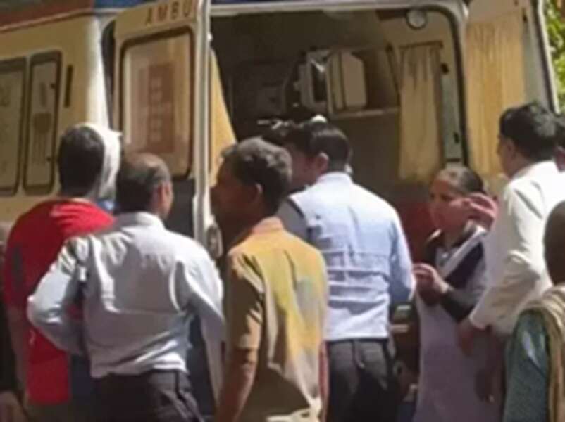 मणिपाल यूनिवर्सिटी जयपुर में होली पार्टी के दौरान हादसा, फुटेज मे देखें क्रेननुमा ढांचा गिरने से 20 छात्र घायल