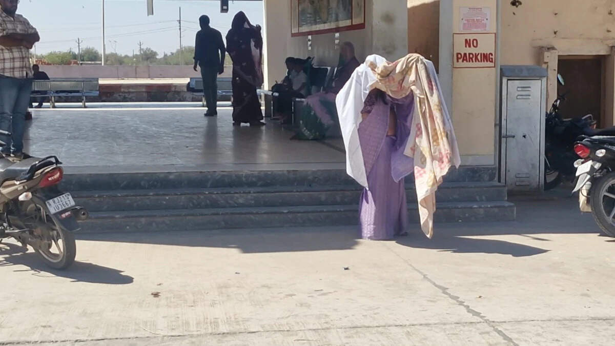 नागौर के मारवाड़ मूंडवा रेलवे स्टेशन पर मधुमक्खियों का हमला, फुटेज में देंखे दो महिलाओं को पीपीई किट पहनकर किया गया रेस्क्यू