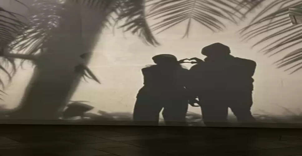 सबा आजाद के साथ हाथ से हार्ट बनाने की कोशिश में ऋतिक फेल, डबल अंगूठा बना रोड़ा