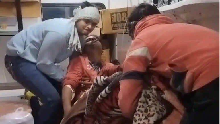 सिर्फ किराया मांगने पर कंडक्टर की बेरहमी से पिटाई, बस के तोड़े शीशे; 25 युवकों ने दिखाई दबंगई