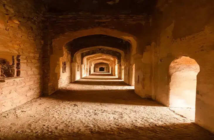 इस वीडियो में किले की खौफनाक सुरंगों और खजाने का राज़, सदियों से दफ़न राज़ जान काँप जाएगी रूह