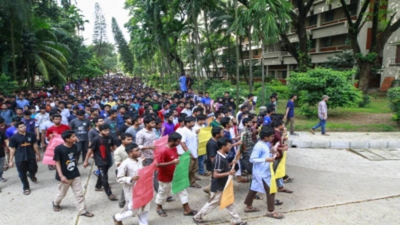 बांग्लादेश : फुटबॉल वर्ल्ड कप मैच देखने पहुंचीं छात्राओं के साथ बदसलूकी का आरोप, ढाका यूनिवर्सिटी में बवाल