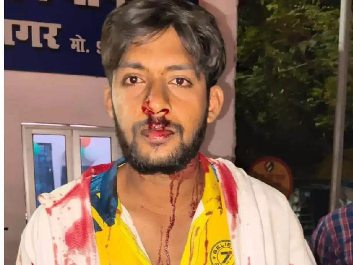 शराब के पैसे नहीं देने पर बीसीए स्टूडेंट पर बेरहमी से हमला, वीडियो में देखें लकड़ी और मुक्कों से पीटा, सिर पर पत्थर फेंका