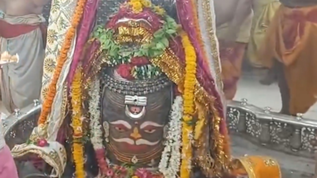 मस्तक पर चंद्रमा, त्रिपुंड और त्रिनेत्र से सुशोभित बाबा महाकाल, दर्शन को उमड़े श्रद्धालु