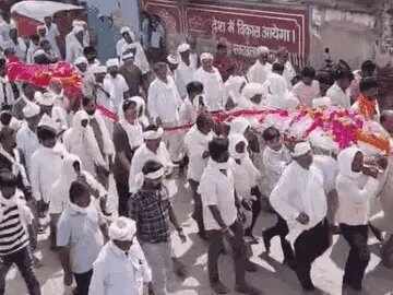 64 साल का साथ मौत के बाद भी नहीं टूटा, वीडियो में देंखे पत्नी की मौत के डेढ़ घंटे बाद पति ने भी त्यागे प्राण; एक ही चिता पर हुआ अंतिम संस्कार