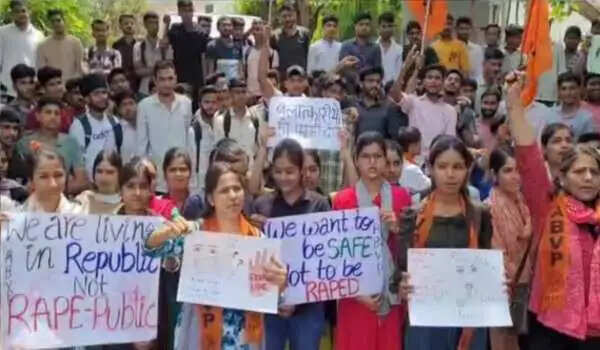 नीट की छात्रा से गैंगरेप, 10 दिन बाद भी आरोपी फरार, ABVP ने सड़क पर उतरकर छात्रों के साथ किया प्रदर्शन