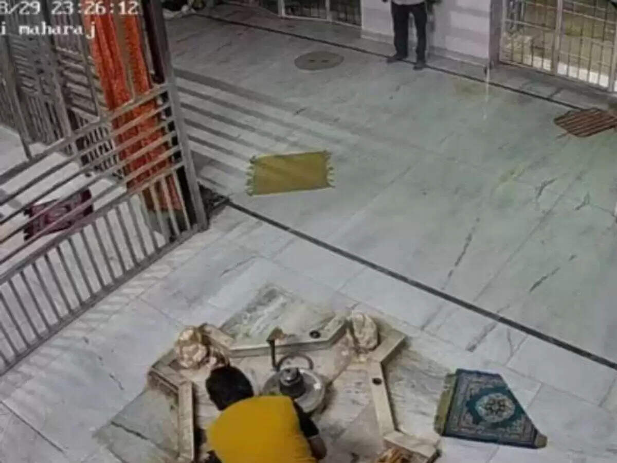 जयपुर के प्राचीन शिव मंदिर में चोरी और तोड़फोड़, मूर्तियां खंडित; चांदी के छत्र-मुकुट ले उड़े चोर