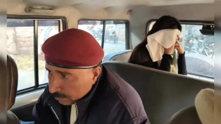 बाड़मेर में हनी ट्रैप का सनसनीखेज खुलासा, स्पा सेंटर में काम करने वाली युवती और उसका साथी गिरफ्तार