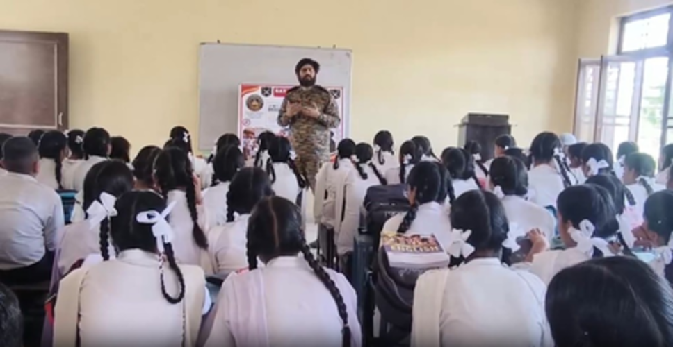 जम्मू-कश्मीर में नशे के खिलाफ भारतीय सेना का जागरुकता अभियान, छात्राओं ने जताया सेना का आभार