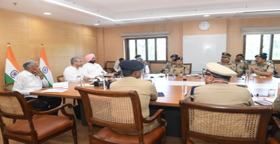 ट्रेनों और यात्रियों की सुरक्षा बढ़ाने के लिए एआई, ड्रोन और सीसीटीवी का इस्तेमाल कर रहा रेलवे: अश्विनी वैष्णव