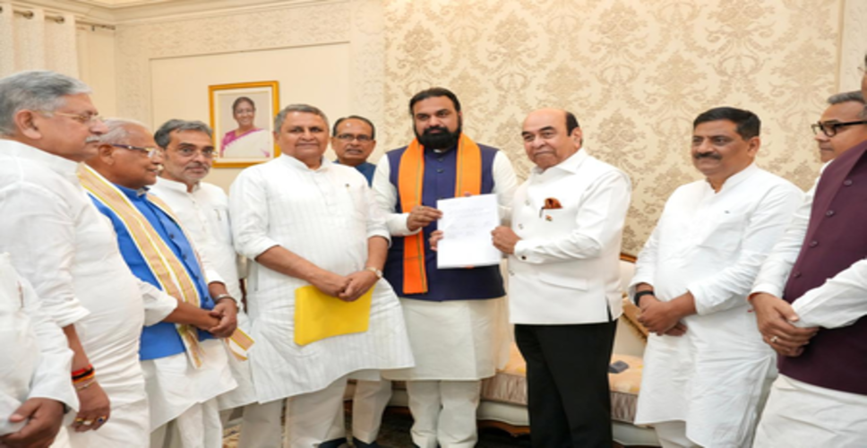 बिहार : एनडीए के नेताओं के साथ लोक भवन पहुंचे सम्राट, सरकार बनाने का पेश किया दावा