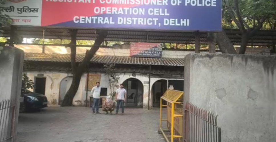 नई दिल्ली रेलवे स्टेशन पर पुलिस ने झपटमार को पकड़ा, चोरी का आईफोन बरामद