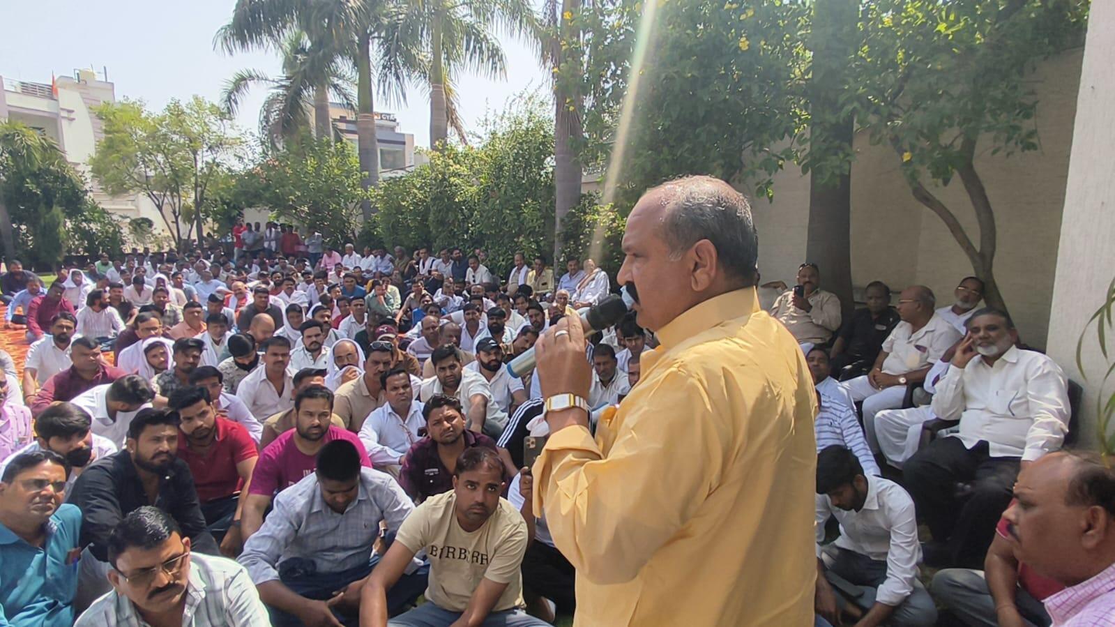 4 प्रसूताओं की मौत भड़के कांग्रेस नेता प्रहलाद गुंजल, वीडियो में बोले न्याय नहीं मिला तो ईंट से ईंट बजा देंगे
