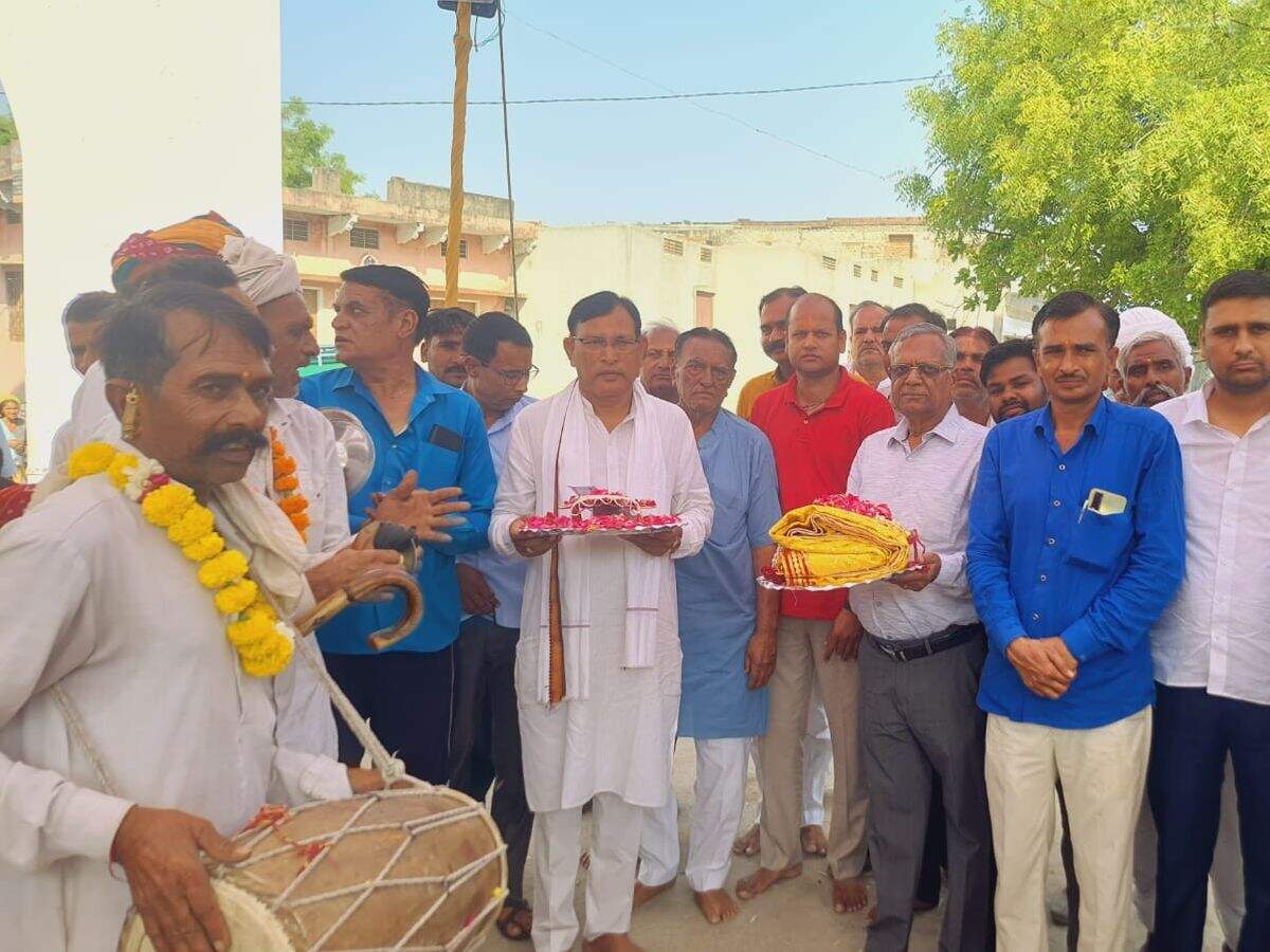 टोंक के नटवाड़ा में अक्षय तृतीया पर बद्री विशाल मंदिर मेले की शुरुआत, वीडियो में देखें ध्वजारोहण के साथ कनक दण्डवत यात्रा