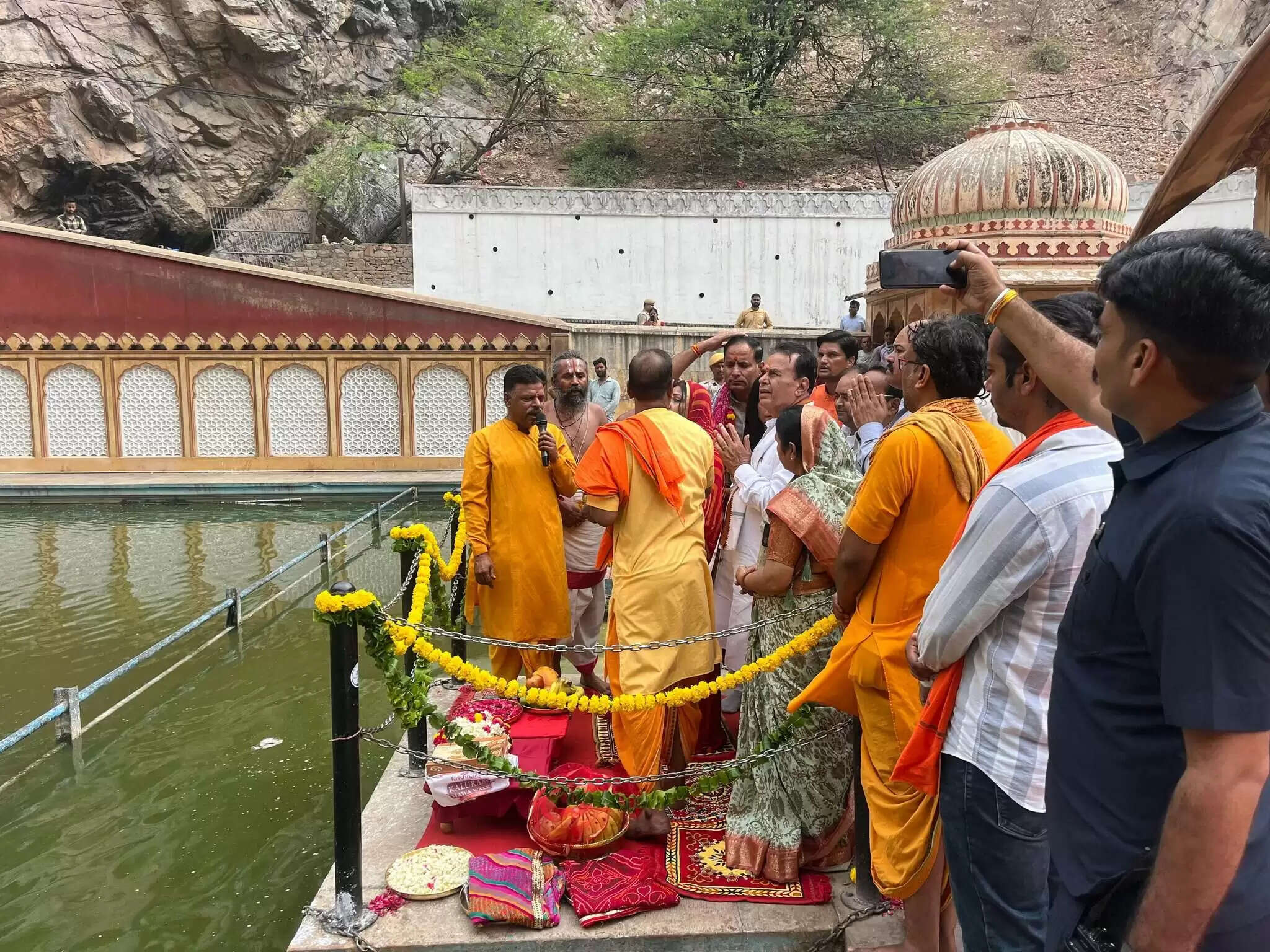 गलता तीर्थ में ‘वंदे गंगा जल संरक्षण अभियान’ के तहत पूजा-अर्चना और श्रमदान, वीडियो में देखें मंत्री जोगाराम पटेल समेत कई अधिकारी रहे मौजूद