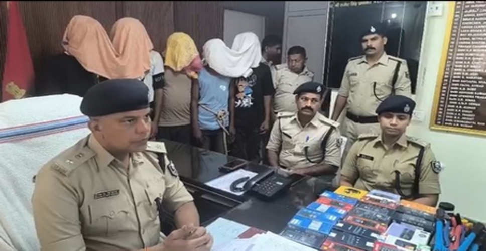 मुजफ्फरपुर पुलिस ने दुकान से मोबाइल चोरी मामले का किया खुलासा, 5 आरोपी गिरफ्तार