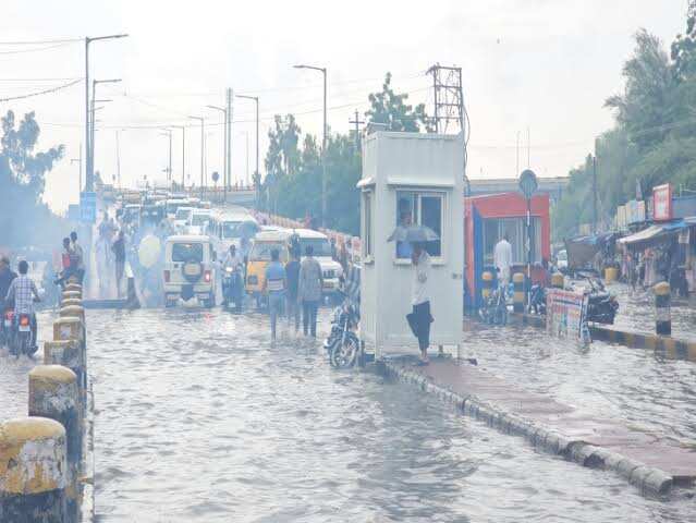 बाड़मेर में मूसलाधार बारिश से जनजीवन प्रभावित, सड़कें बनीं दरिया; वीडियो में जाने जैसलमेर में सड़क टूटी, अजमेर का गोविंदगढ़ बांध ओवरफ्लो