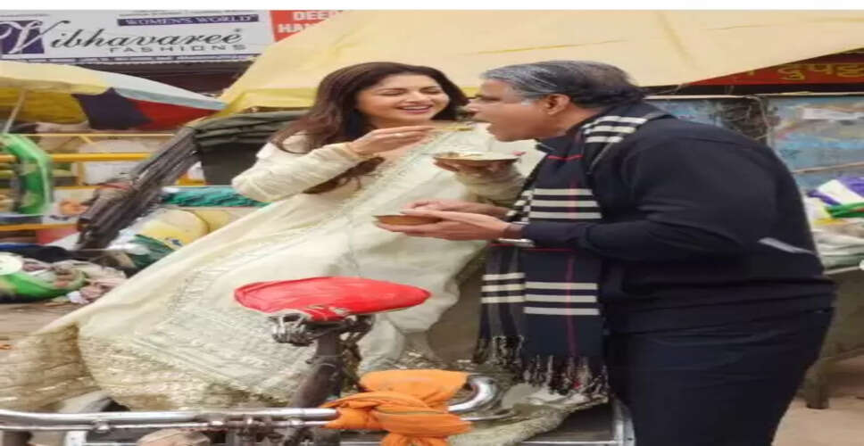 पति संग बनारस की सैर पर निकलीं अभिनेत्री भाग्यश्री, स्ट्रीट फूड का उठाया लुत्फ