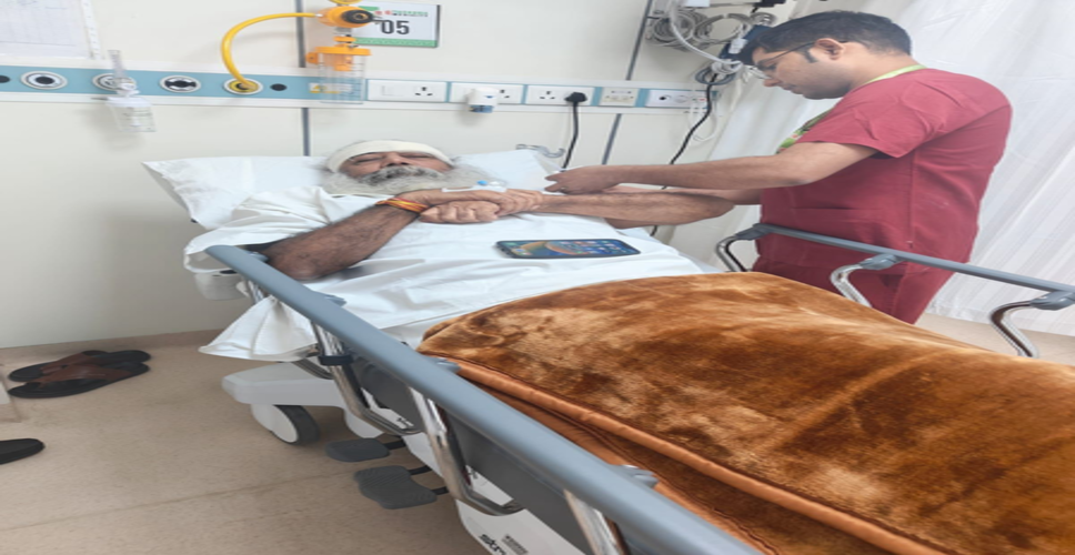 संभल : पैर फिसलने से चोटिल हुए प्रमोद कृष्णम, आपात सर्जरी के बाद खतरे से बाहर