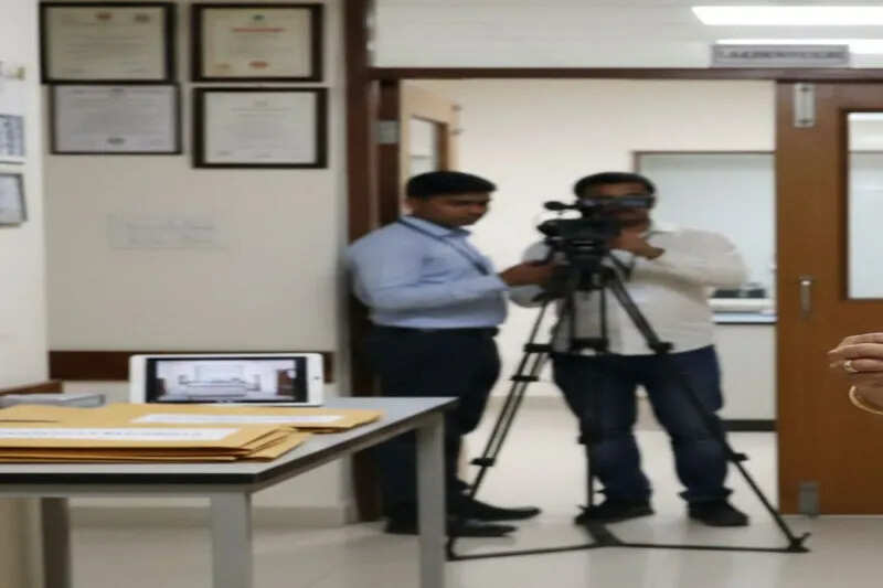 माध्यमिक शिक्षा में सख्ती: ‘नो गिफ्ट–नो गेस्ट’ नीति लागू, प्रायोगिक परीक्षाओं की वीडियोग्राफी अनिवार्य