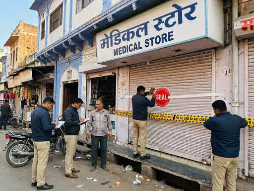 अजमेर में औषधि विभाग की बड़ी कार्रवाई, एक मेडिकल स्टोर का लाइसेंस स्थायी रूप से रद्द; तीन अन्य निलंबित