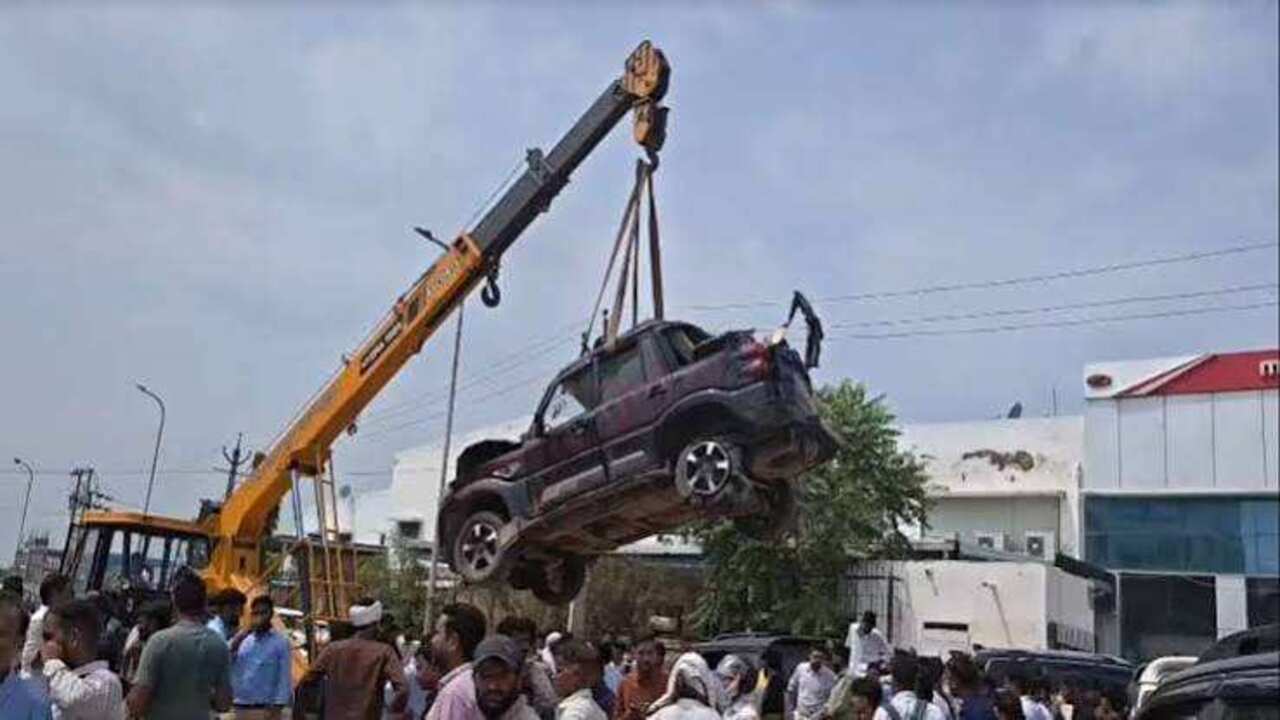 झुंझुनूं में हादसे के बाद महिंद्रा शोरूम पर हंगामा: बिजनेसमैन की मौत के बाद एयरबैग नहीं खुलने पर परिजनों ने उठाए सवाल