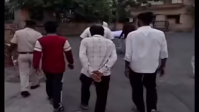 बाड़मेर में धरना दे रहे मजदूर की मौत पर बवाल: मॉर्च्युरी में धरने पर बैठे विधायक रविंद्र सिंह भाटी, वीडियो में देंखे प्रशासन पर लगाए गंभीर आरोप