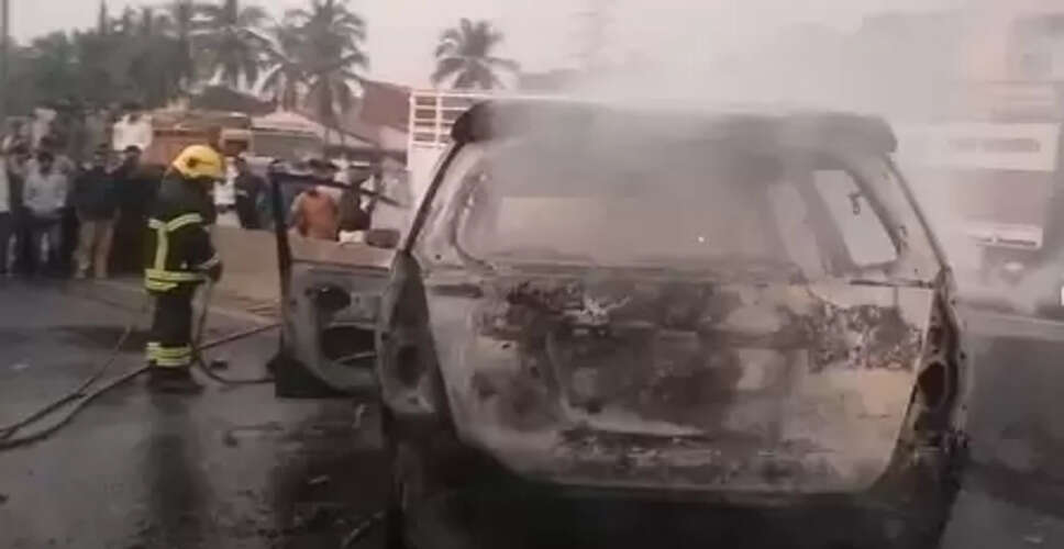 वसई में इनोव्हा-बाइक टक्कर के बाद लगी भीषण आग, अग्निशमन दल की तत्परता से बड़ा हादसा टला