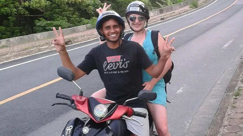 जयपुर के ऑटो ड्राइवर की अचानक बदली किस्मत! कुछ पल के सफर से फ्रांस की लड़की का बन गया हमसफर