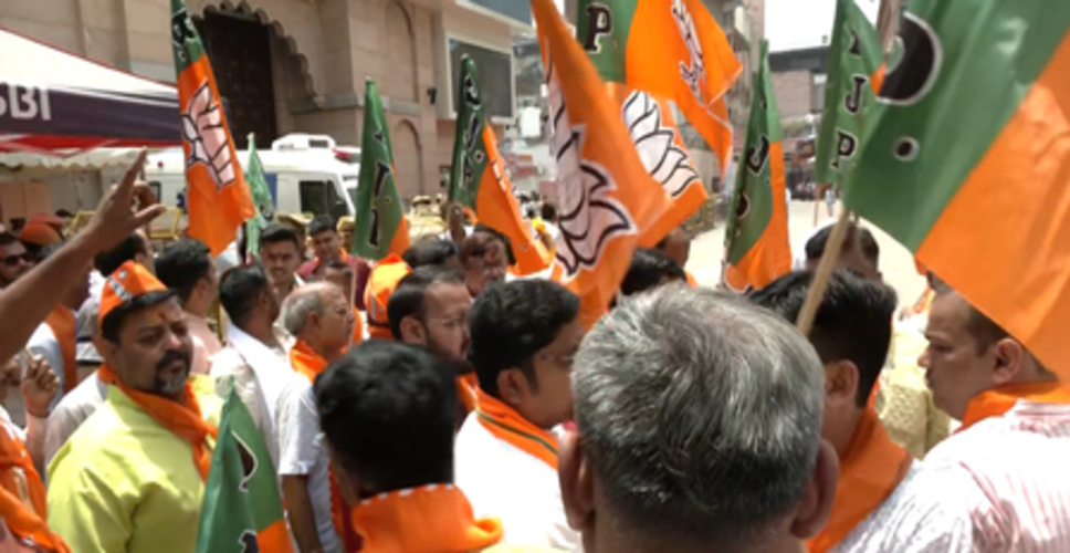 पीएम मोदी के दौरे के लिए 'दुल्हन' की तरह सजी वाराणसी, सीएम योगी आदित्यनाथ और नितिन नवीन ने की काशी विश्वनाथ मंदिर में पूजा