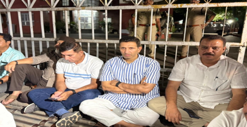 मीनाक्षी नटराजन का नामांकन रद्द होने पर कांग्रेस नेताओं ने रातभर दिया धरना, दिग्विजय बोले- 'यह सरासर सीट चोरी'