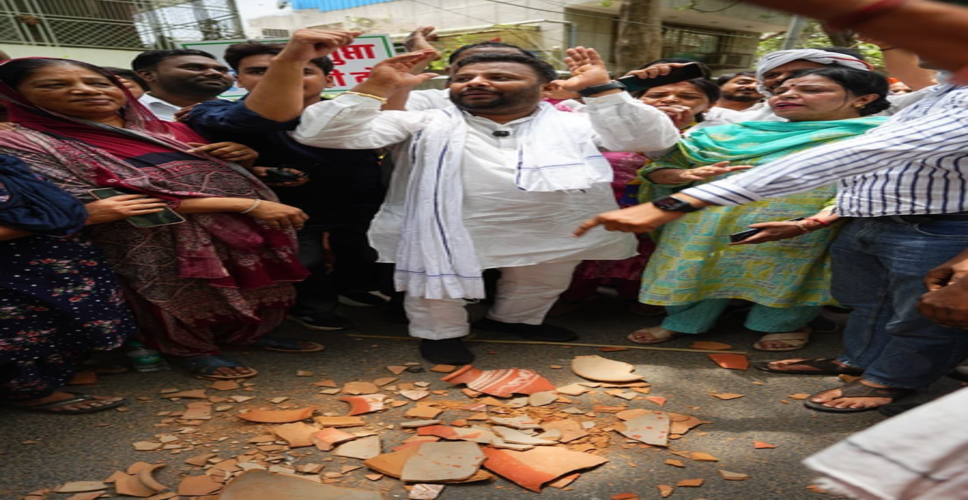 दिल्ली: पानी की किल्लत को लेकर &lsquo;आप&rsquo; ने कोंडली में मटका फोड़ प्रदर्शन किया