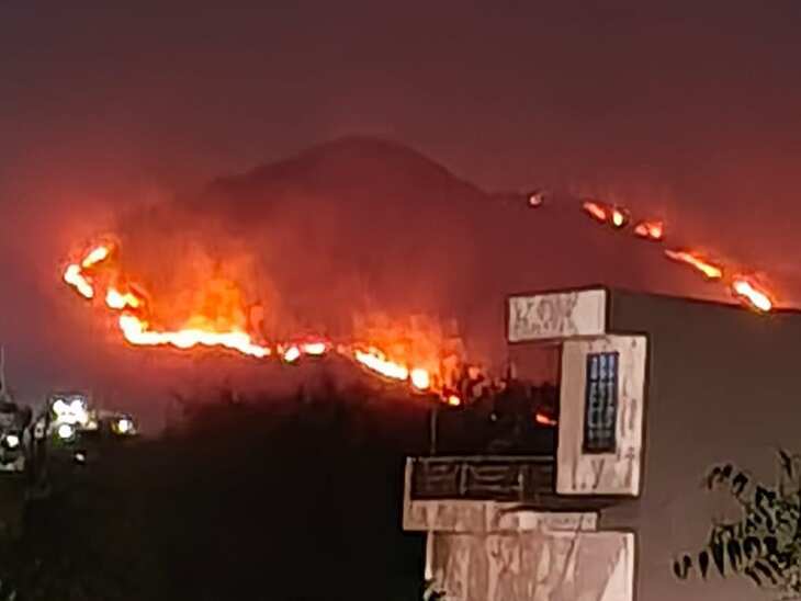 बड़गांव क्षेत्र की पहाड़ियों में आग, दमकल ने रात में काबू पाया, फुटेज में देंखे आबादी की सुरक्षा को लेकर टीम तैनात