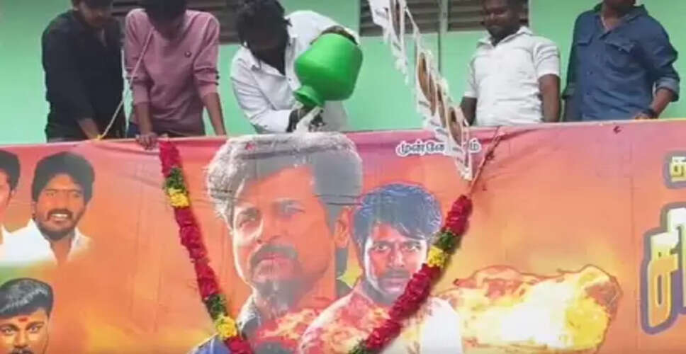 एक्टर शिवकार्तिकेयन की फिल्म 'पराशक्ति' रिलीज, फैंस ने अभिनेता के पोस्टर पर किया दुग्धाभिषेक