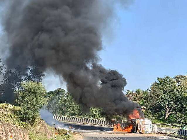 डूंगरपुर में एसिड से भरा टैंकर पलटा, फुटेज में देंखे आग लगने से ड्राइवर जिंदा जला; एक युवक झुलसा