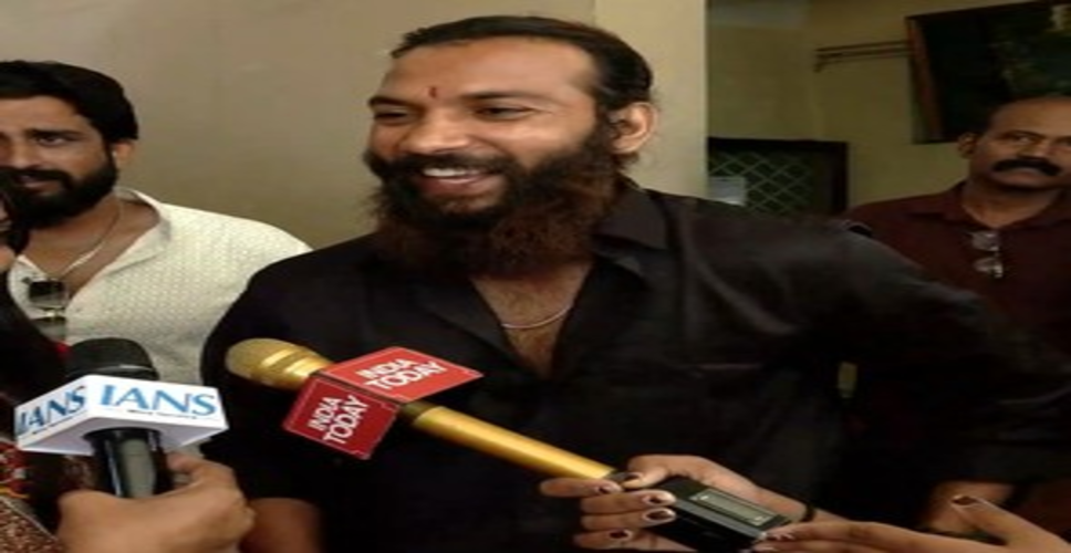 नाबालिग निकली &lsquo;महाकुंभ वायरल गर्ल&rsquo; मोनालिसा, पति पर पोक्सो केस दर्ज; माकपा पर भी उठे सवाल